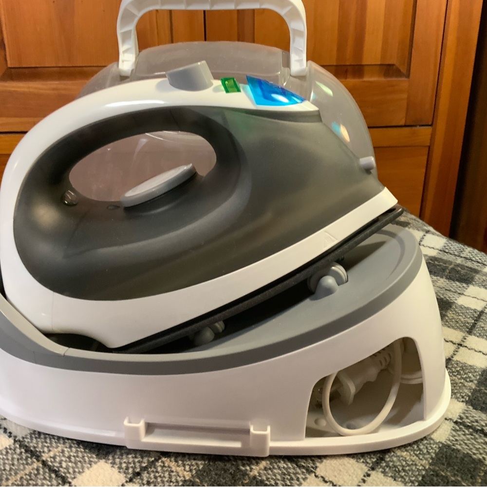 Steamfast NWOT SF-760 Cordless Steam Iron  Gray and White